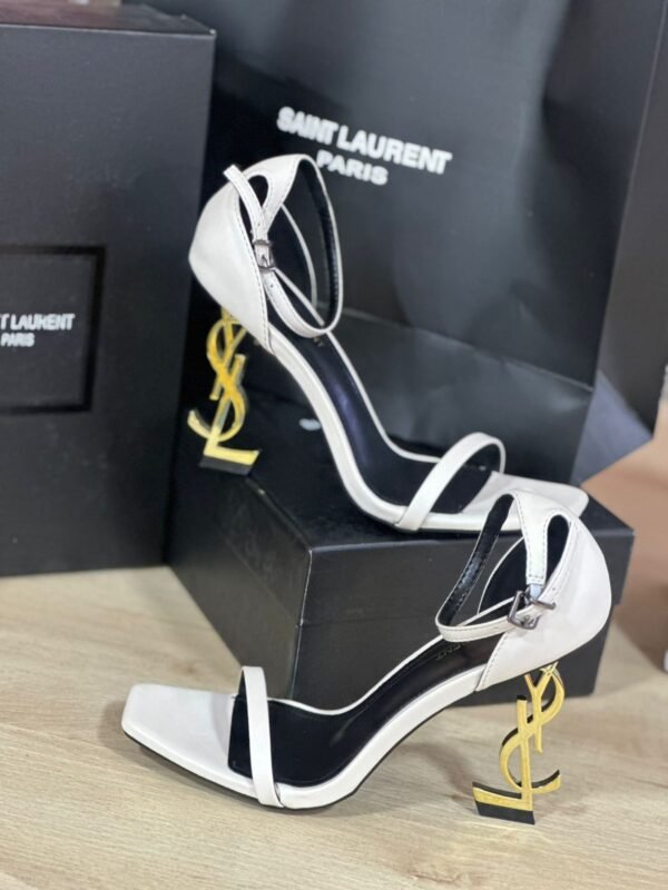 Sandalia ysl tacon dorado para dama Greyka Mujer